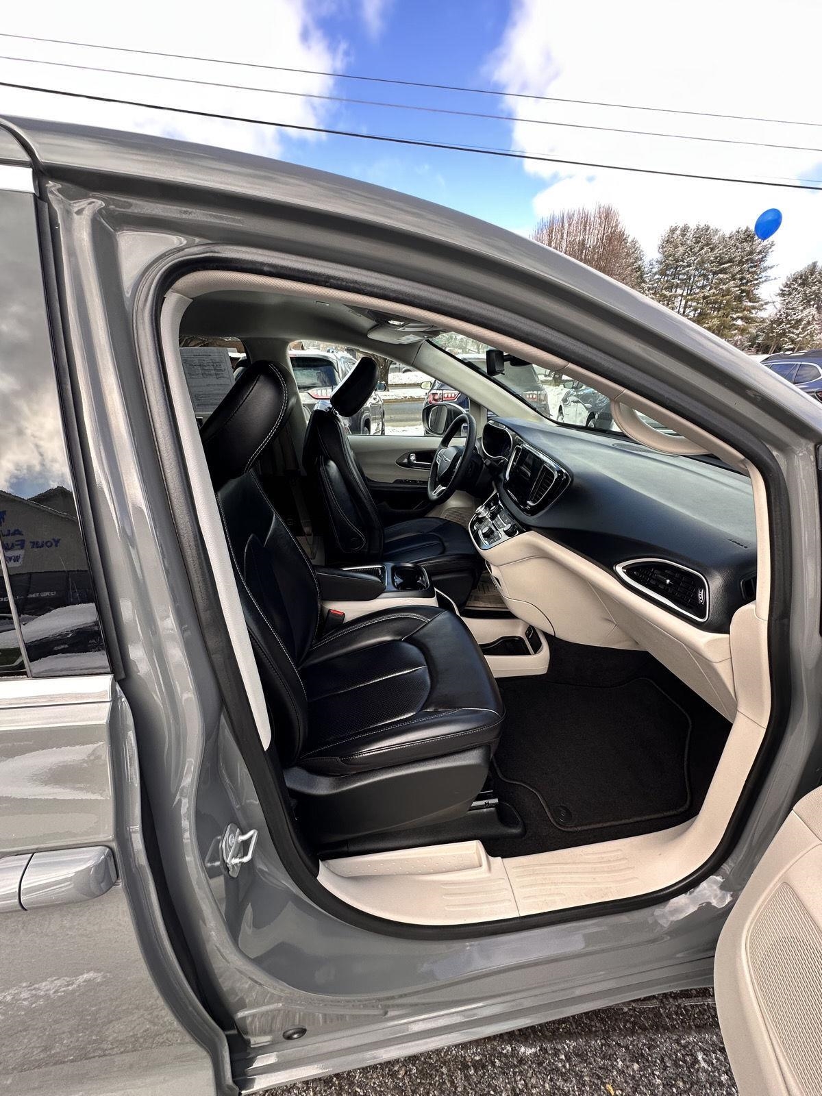 Chrysler Pacifica Touring L FWD 2023