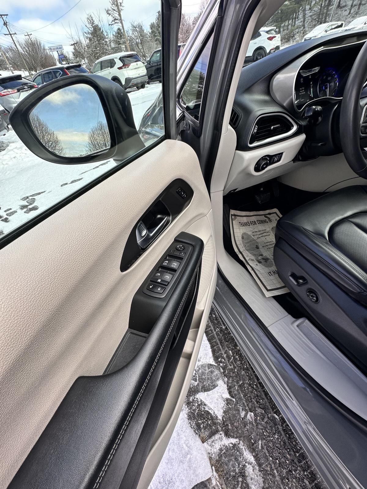 Chrysler Pacifica Touring L FWD 2023