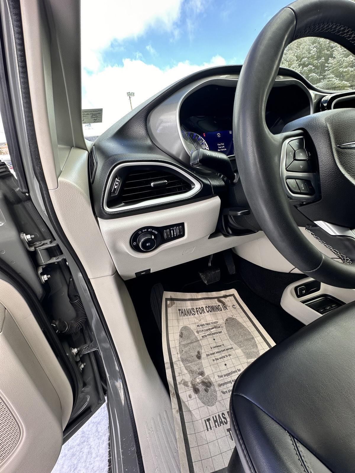 Chrysler Pacifica Touring L FWD 2023