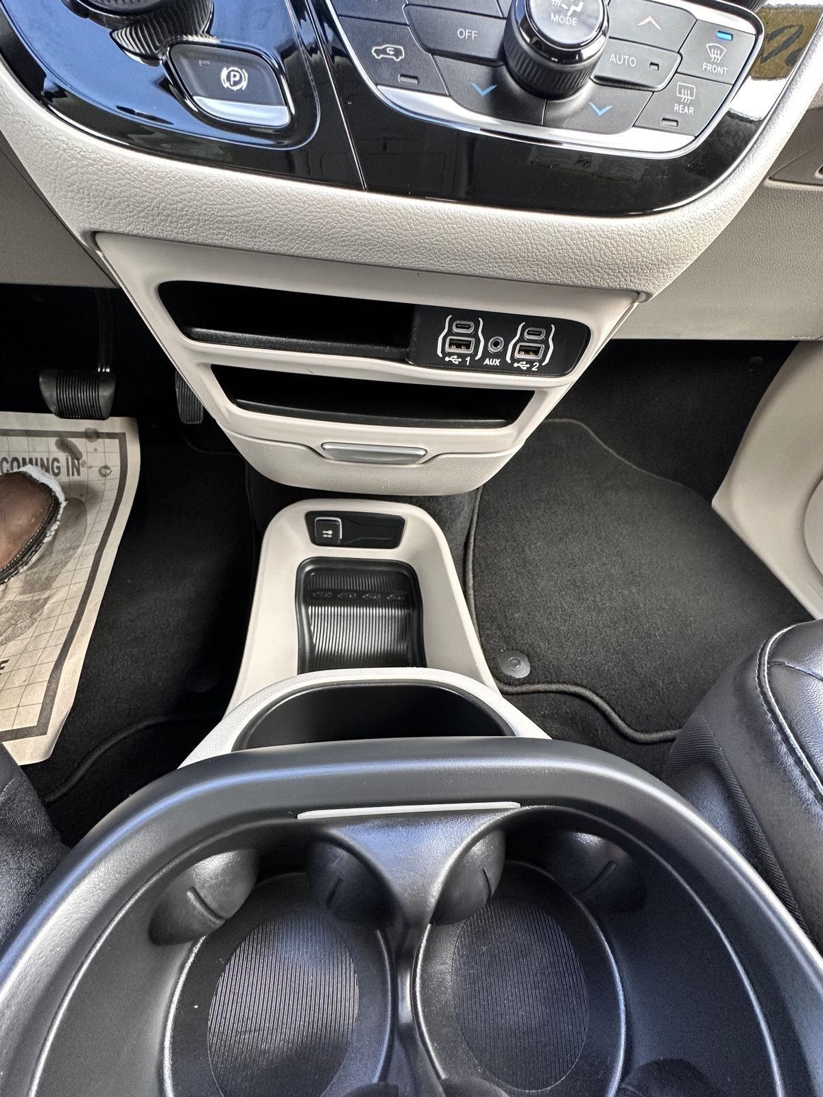 Chrysler Pacifica Touring L FWD 2023