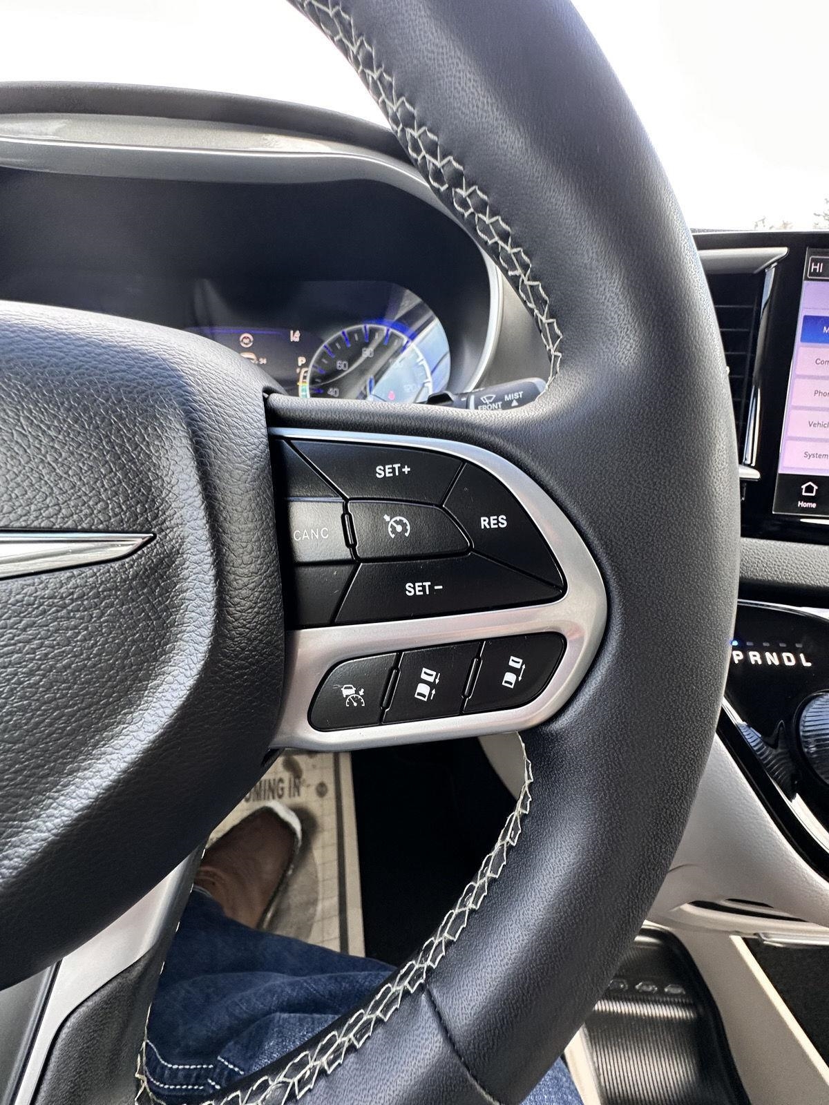 Chrysler Pacifica Touring L FWD 2023