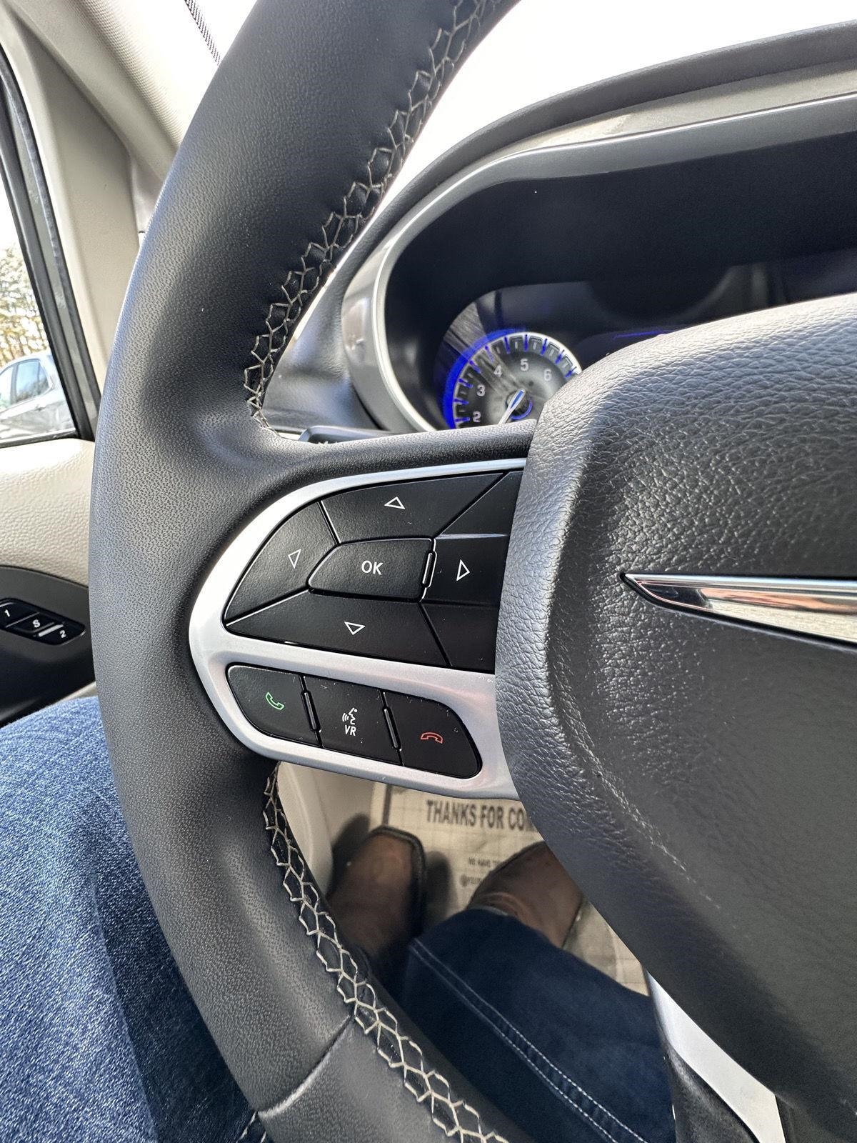 Chrysler Pacifica Touring L FWD 2023