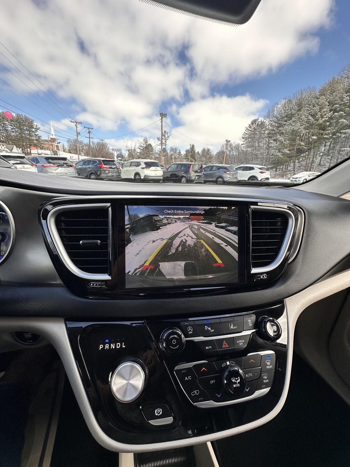 Chrysler Pacifica Touring L FWD 2023