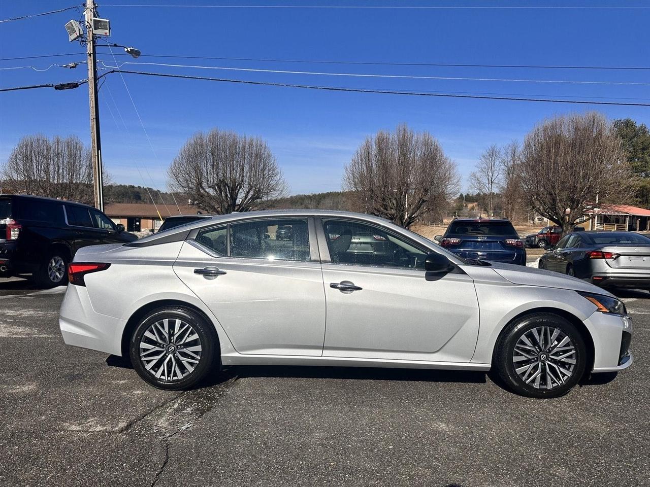 Nissan Altima 2.5 SV Sedan 2024