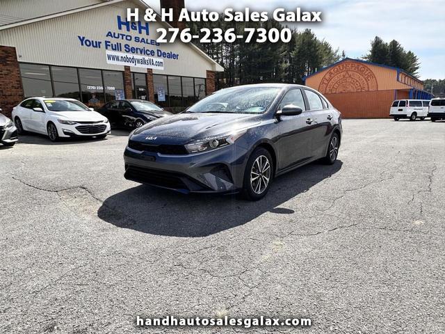 Gravity Gray 2024 Kia Forte Sedan Front-Wheel Drive Continuously Variable Transmission