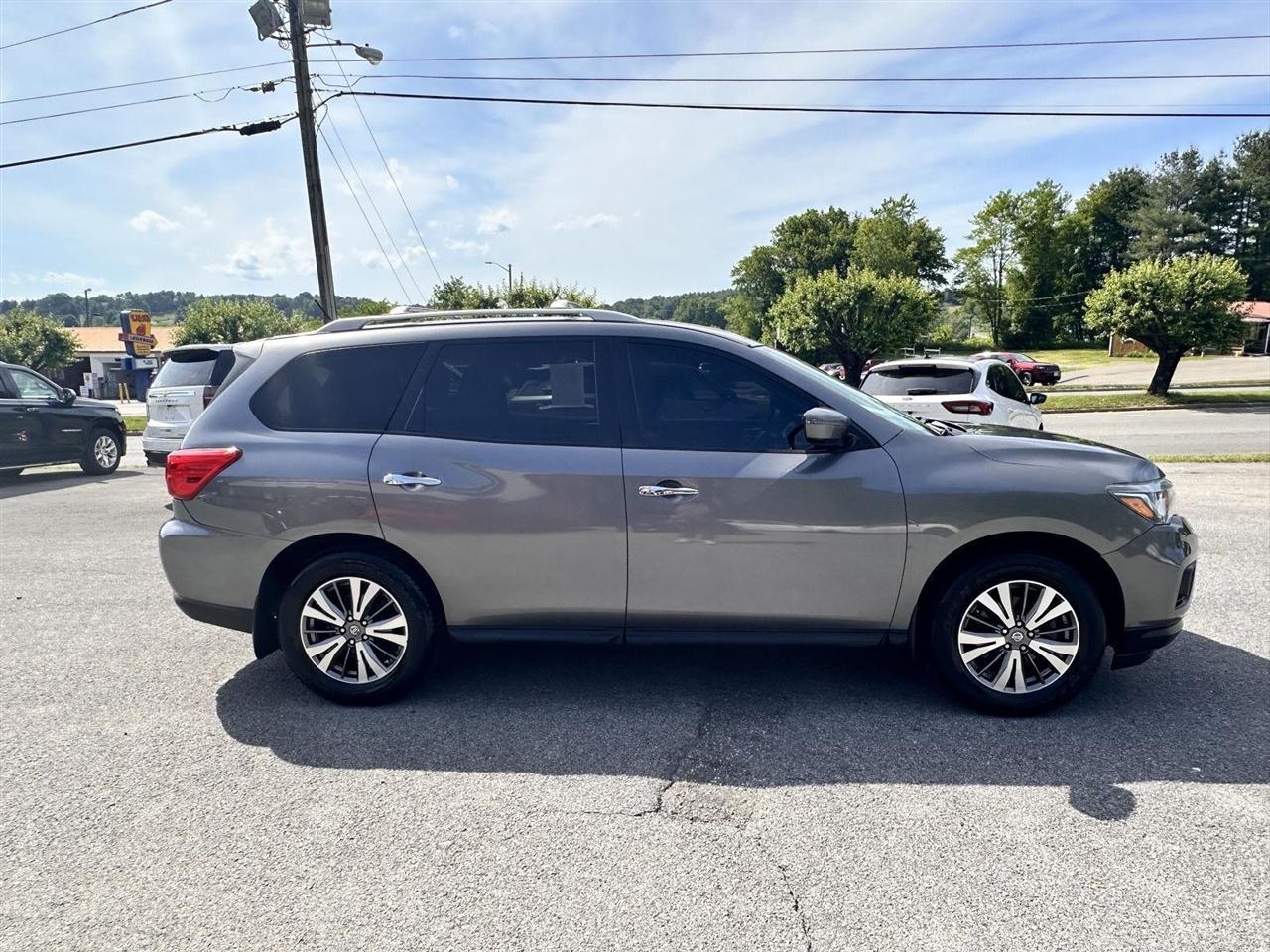 Nissan Pathfinder 4x4 SV 2017
