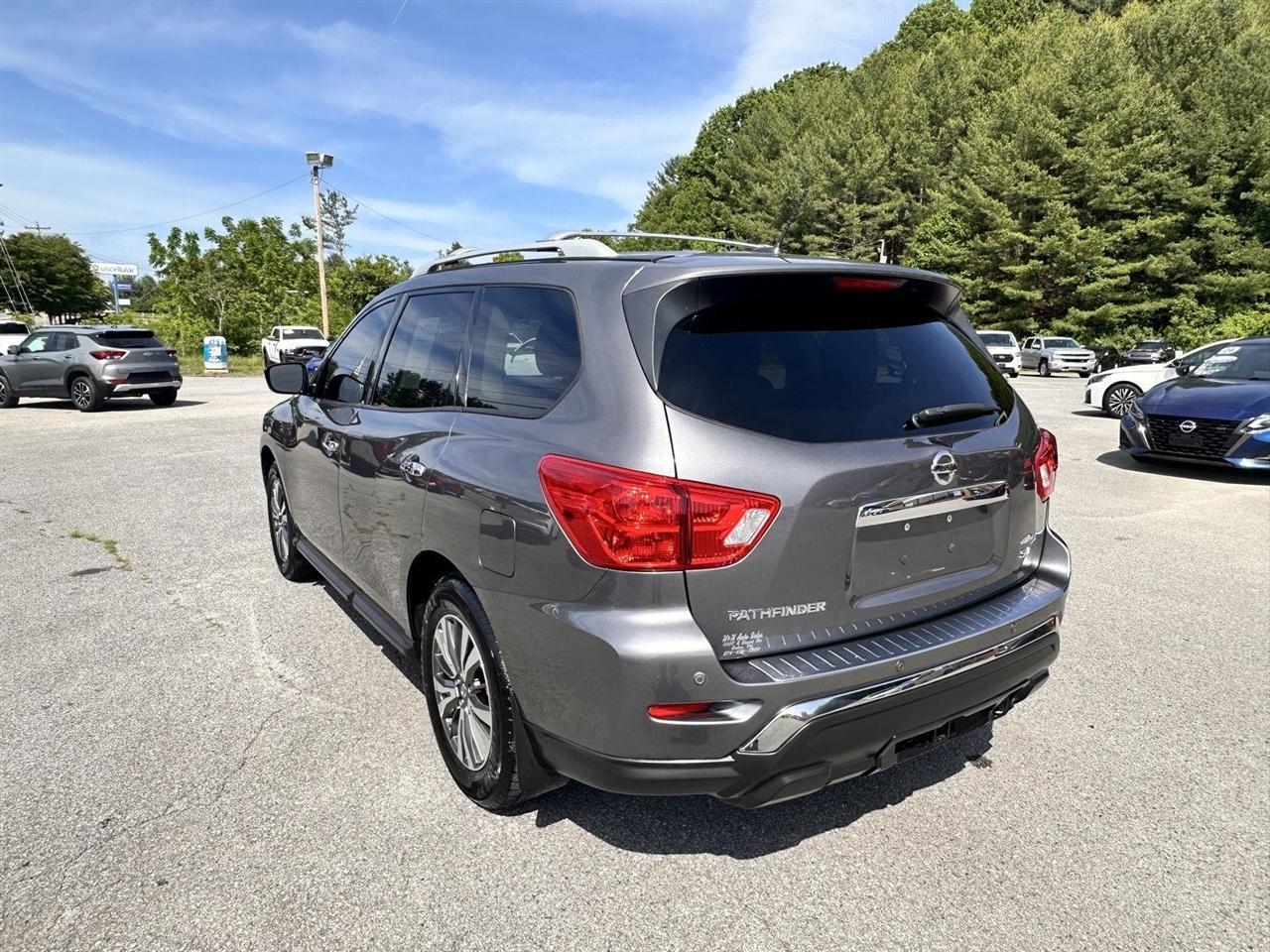 Nissan Pathfinder 4x4 SV 2017