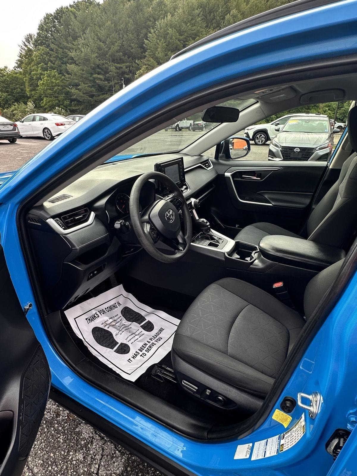 Toyota RAV4 XLE AWD (Natl) 2021
