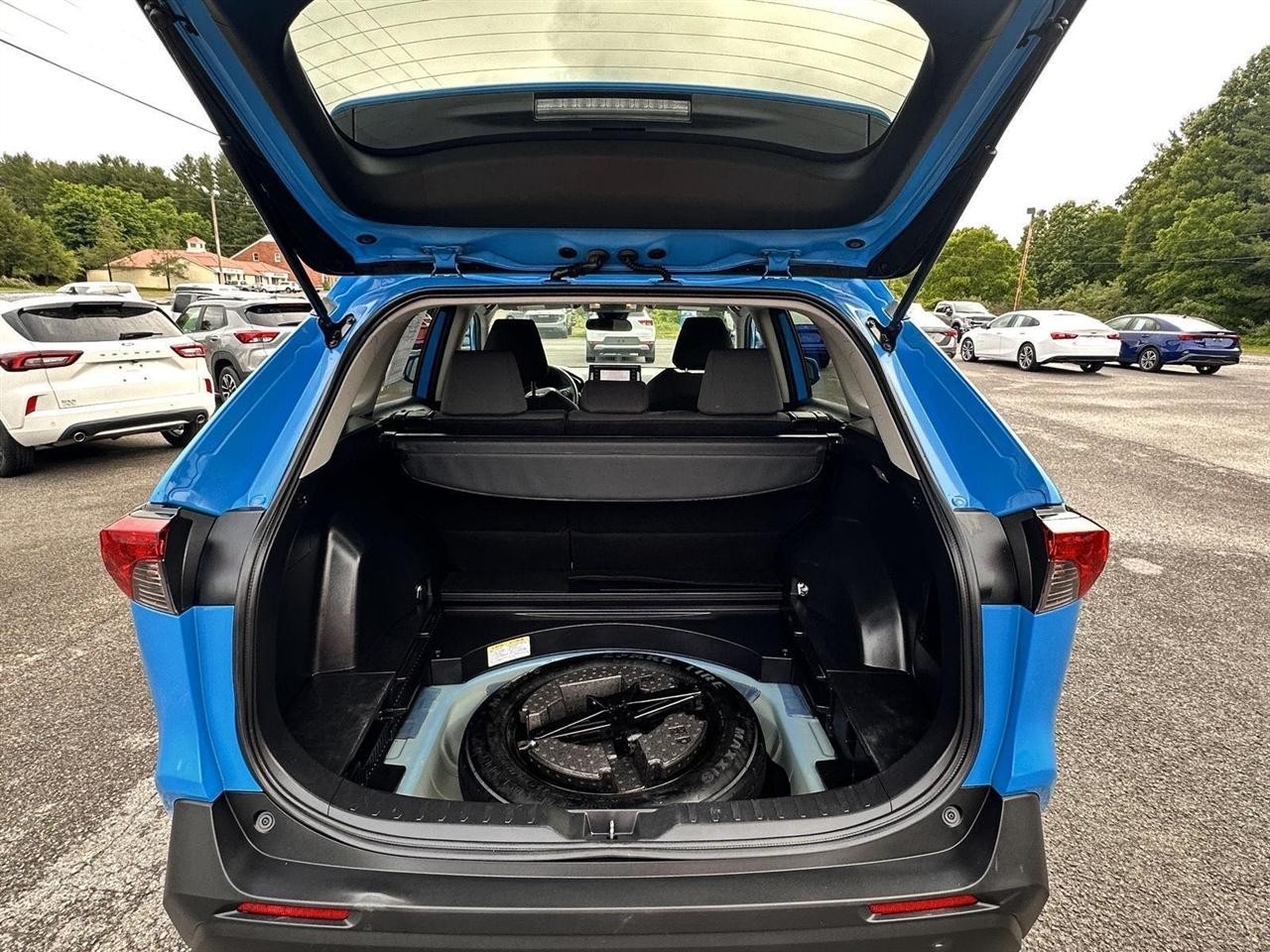 Toyota RAV4 XLE AWD (Natl) 2021