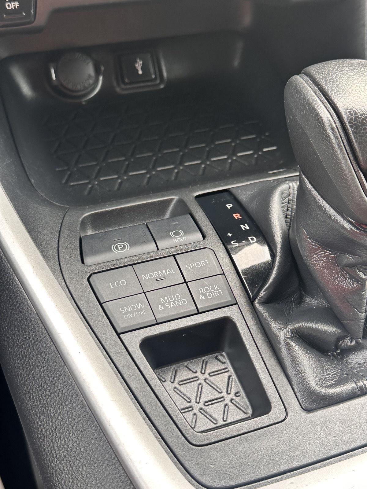 Toyota RAV4 XLE AWD (Natl) 2021