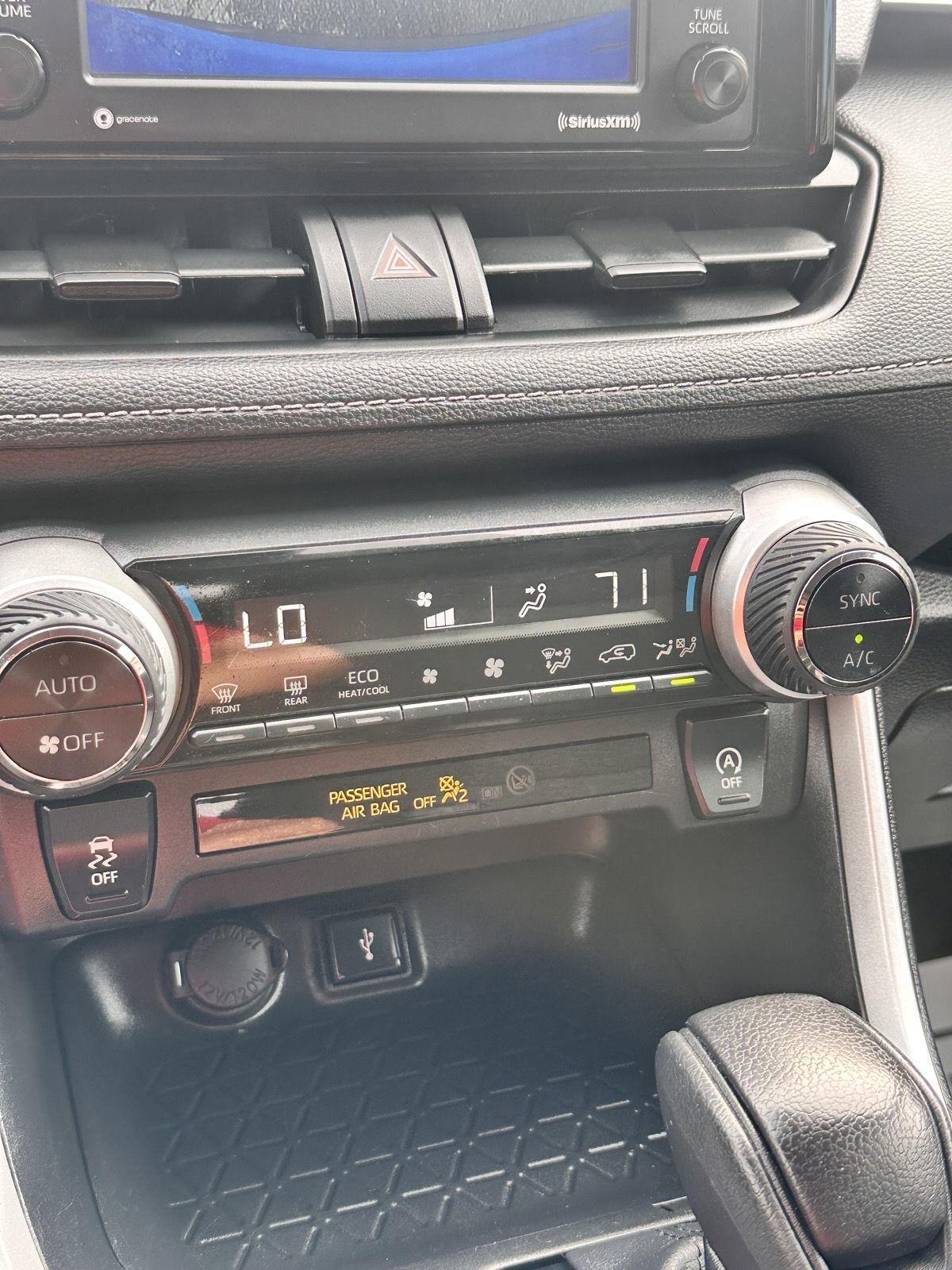 Toyota RAV4 XLE AWD (Natl) 2021