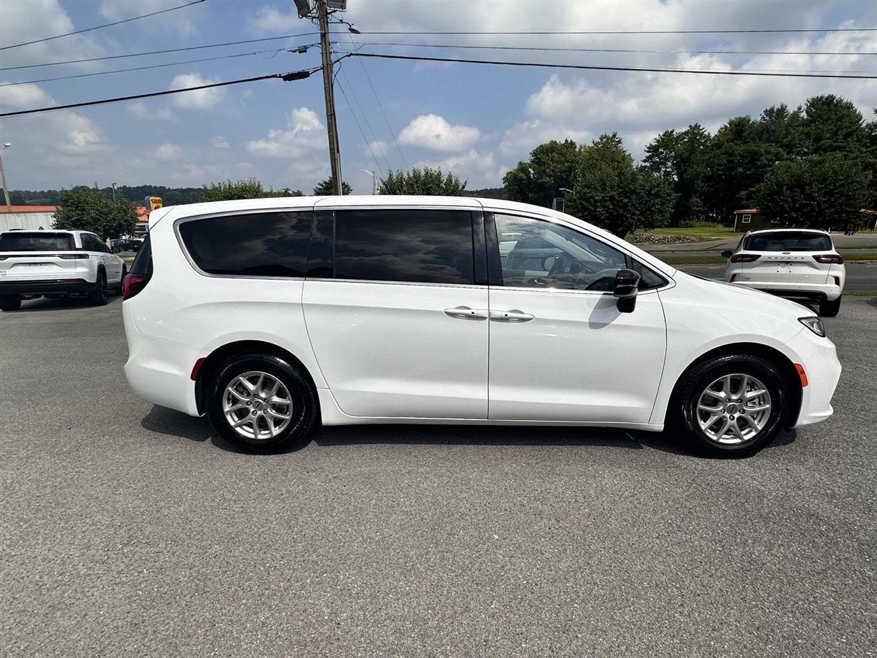 Chrysler Pacifica Touring L FWD 2024