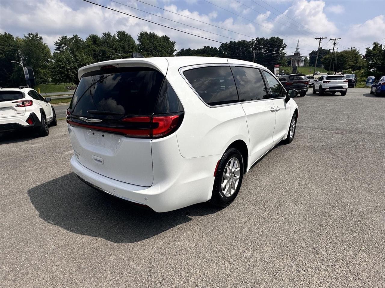 Chrysler Pacifica Touring L FWD 2024