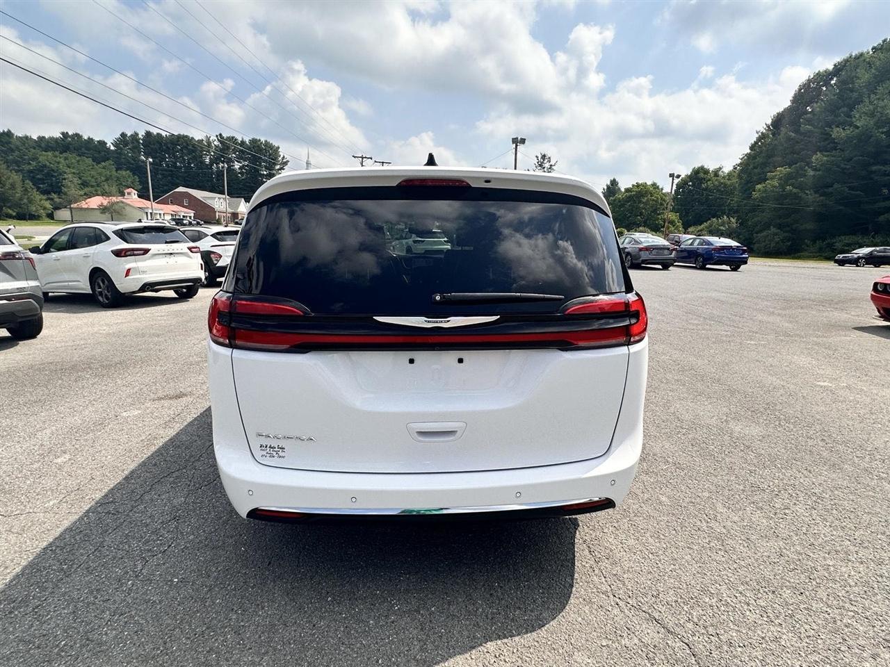Chrysler Pacifica Touring L FWD 2024