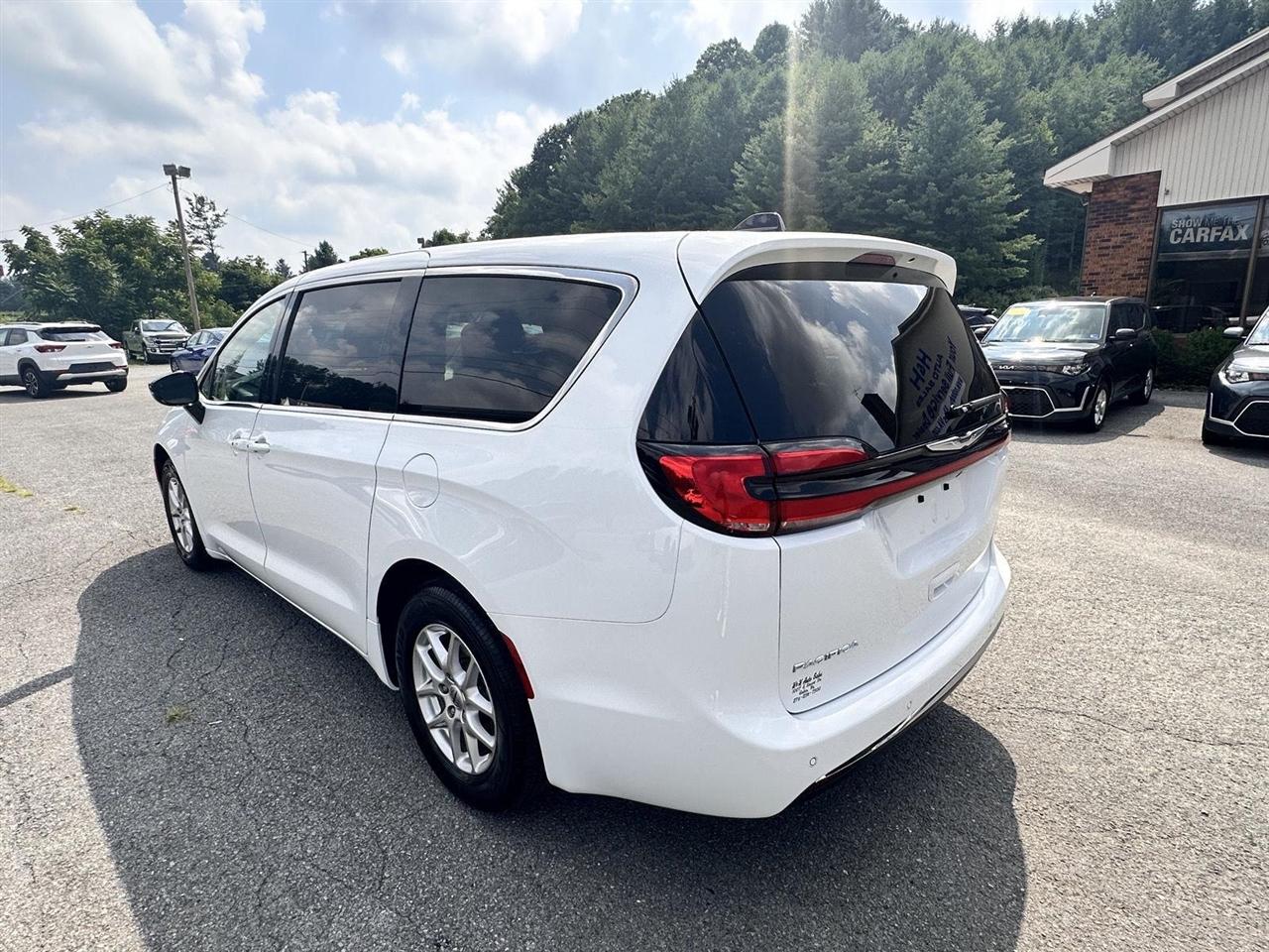 Chrysler Pacifica Touring L FWD 2024