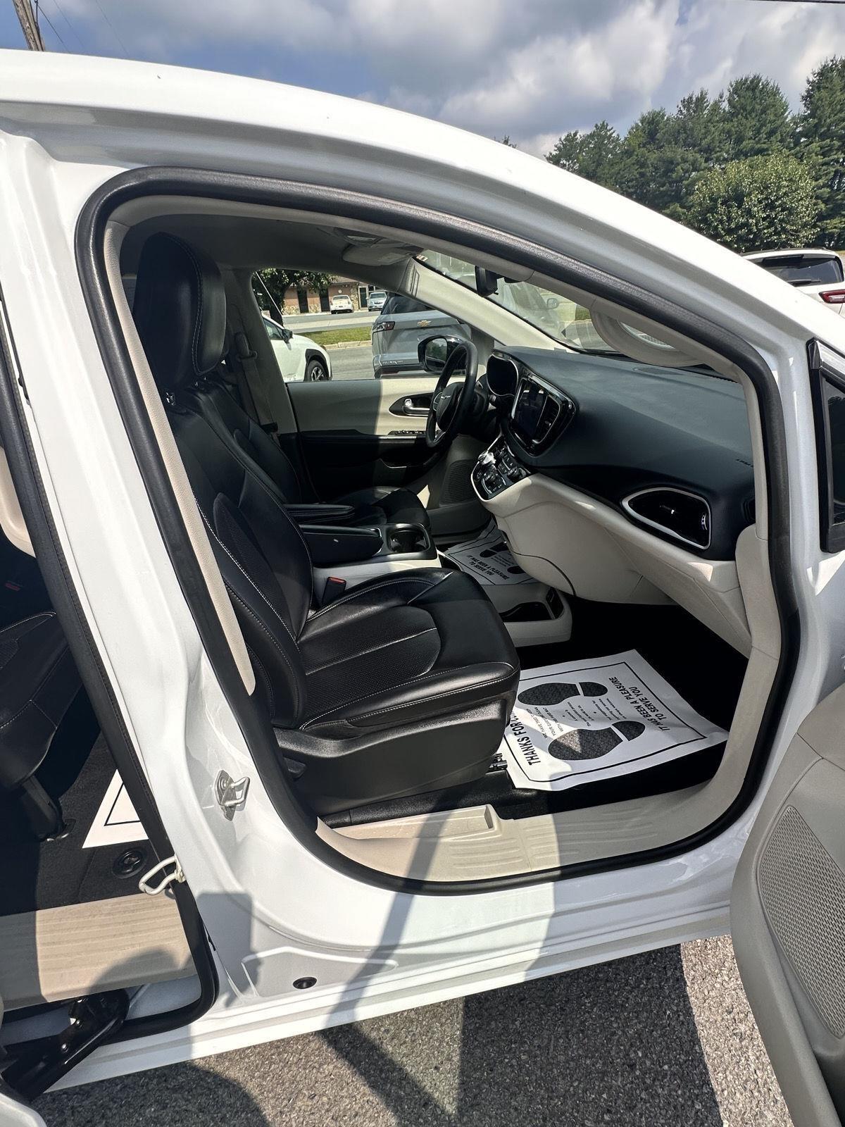 Chrysler Pacifica Touring L FWD 2024