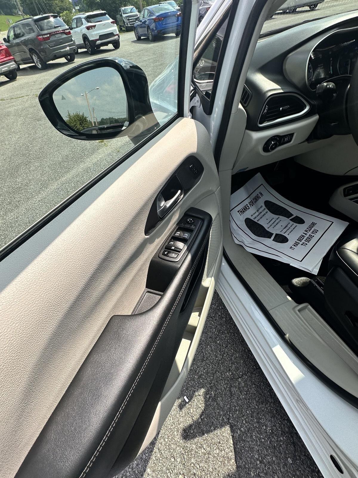 Chrysler Pacifica Touring L FWD 2024