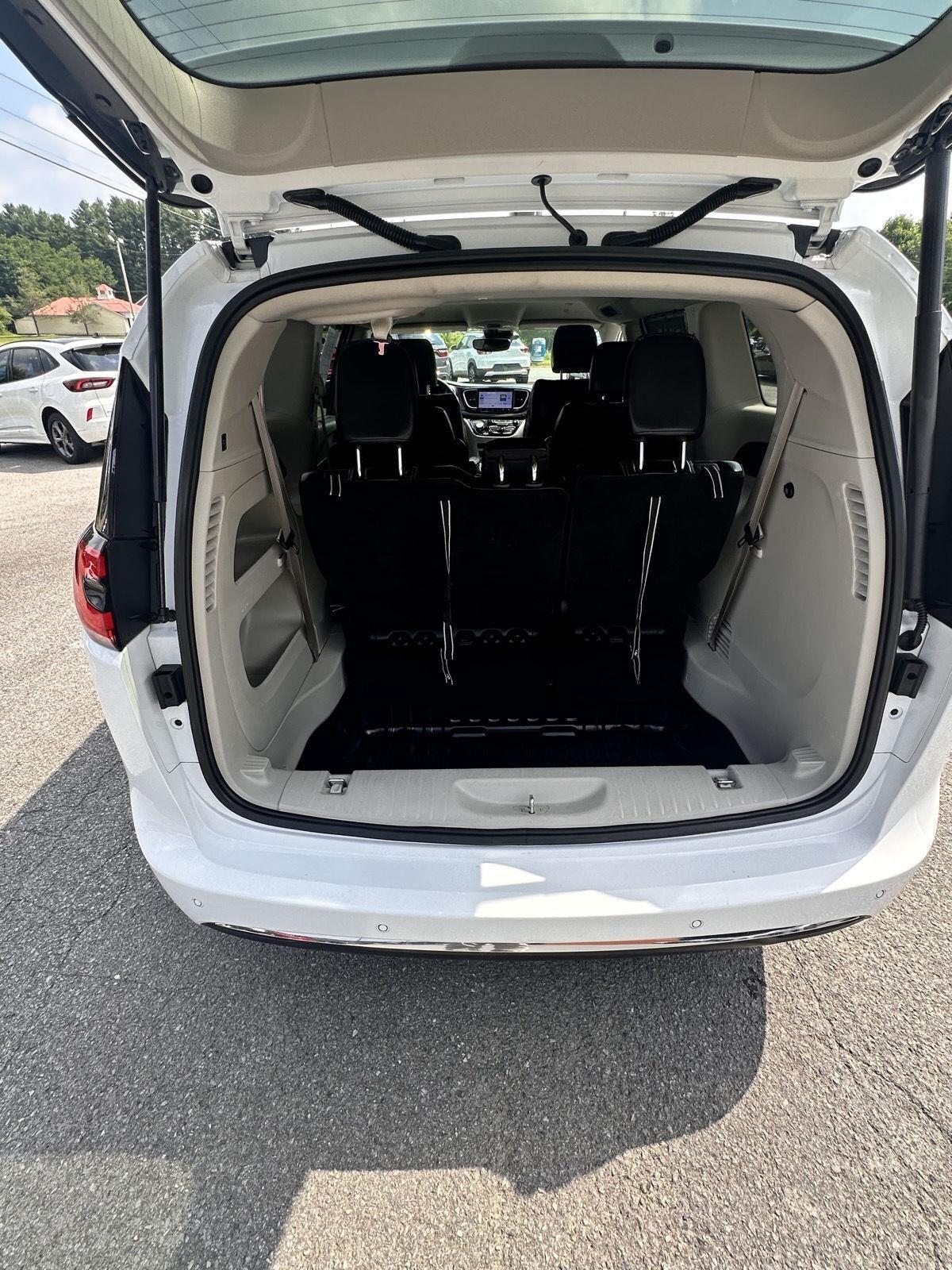 Chrysler Pacifica Touring L FWD 2024
