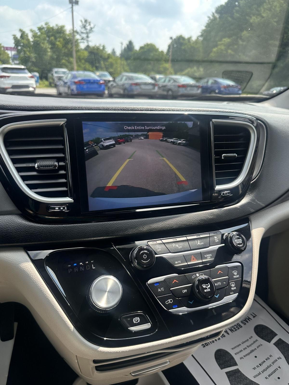 Chrysler Pacifica Touring L FWD 2024