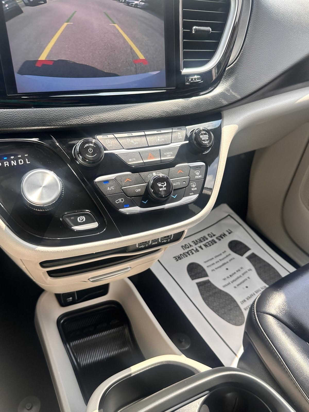 Chrysler Pacifica Touring L FWD 2024