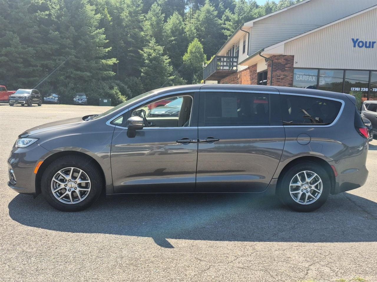 Chrysler Pacifica Touring L FWD 2023