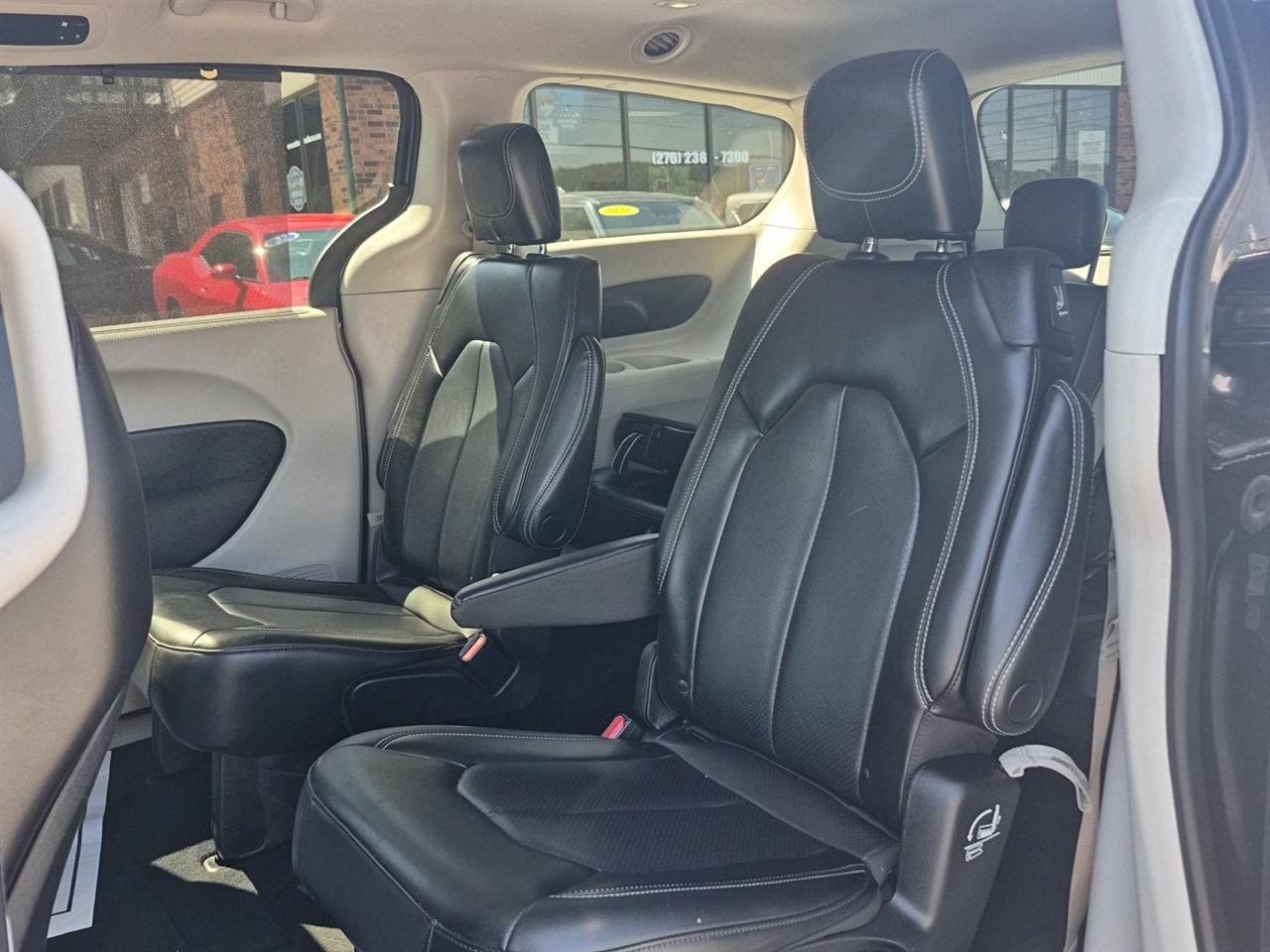 Chrysler Pacifica Touring L FWD 2023