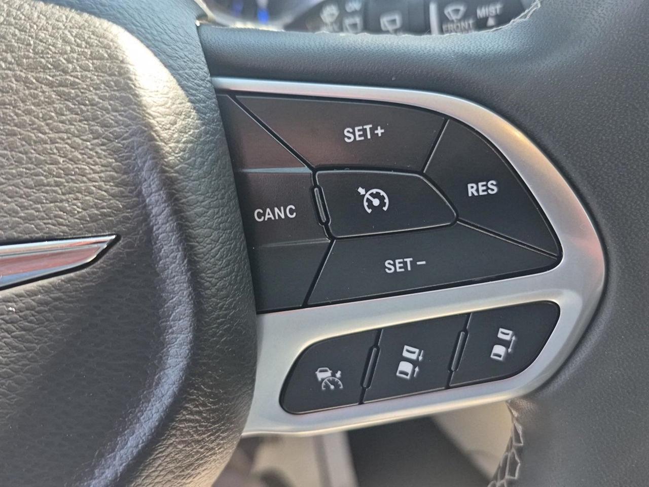 Chrysler Pacifica Touring L FWD 2023