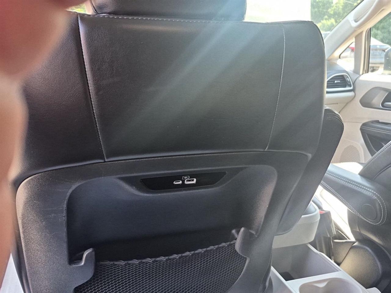 Chrysler Pacifica Touring L FWD 2023