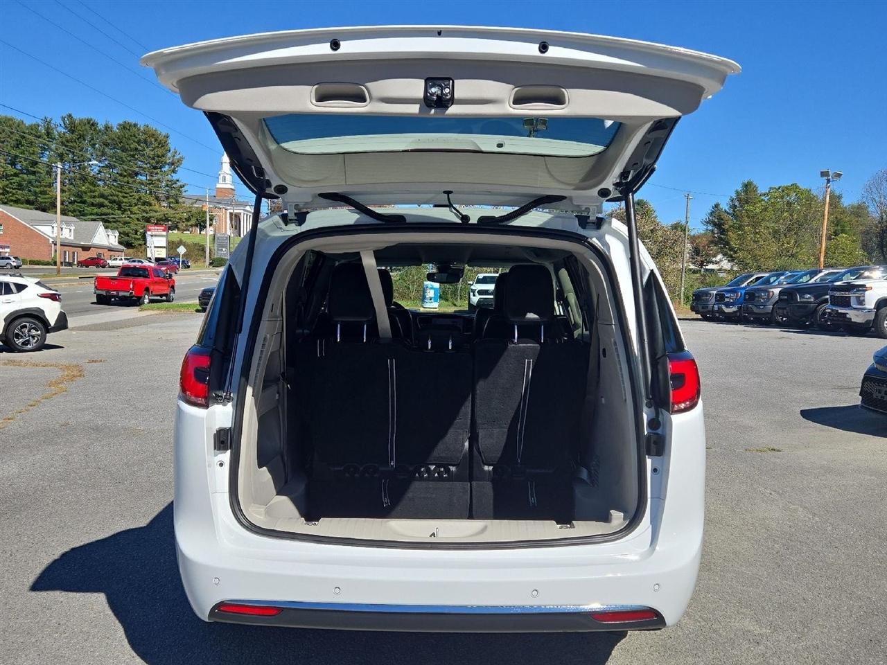 Chrysler Pacifica Touring L FWD 2023