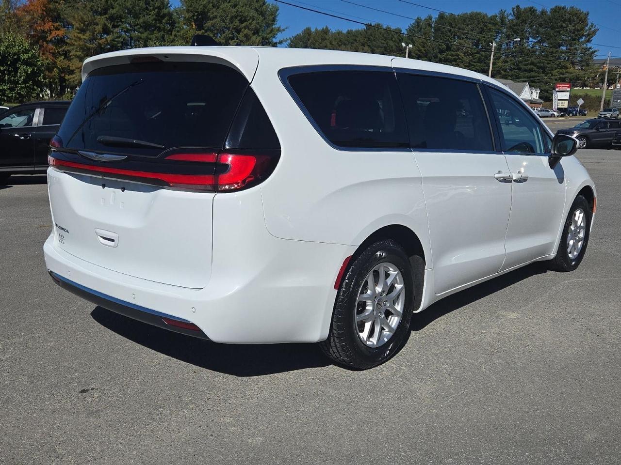 Chrysler Pacifica Touring L FWD 2023