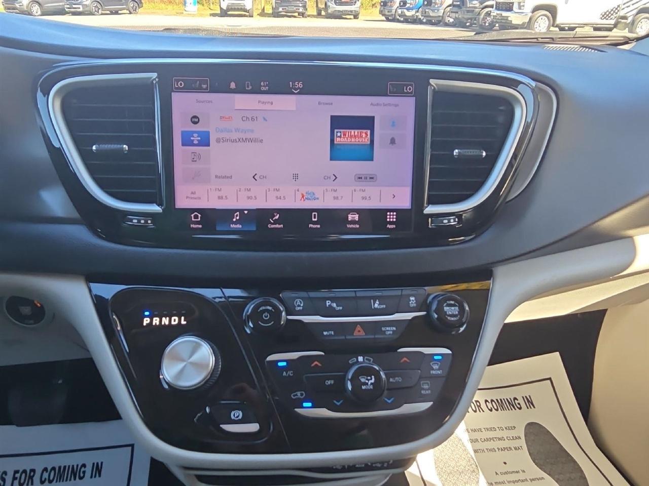 Chrysler Pacifica Touring L FWD 2023