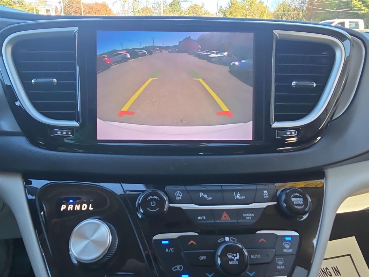 Chrysler Pacifica Touring L FWD 2023