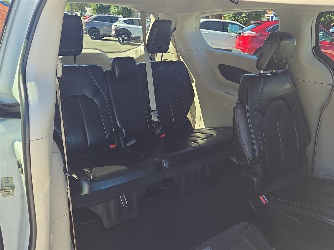 Chrysler Pacifica Touring L FWD 2023