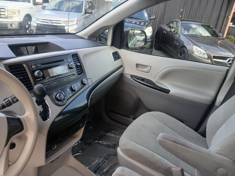 Toyota Sienna FWD 7-Passenger V6 2014