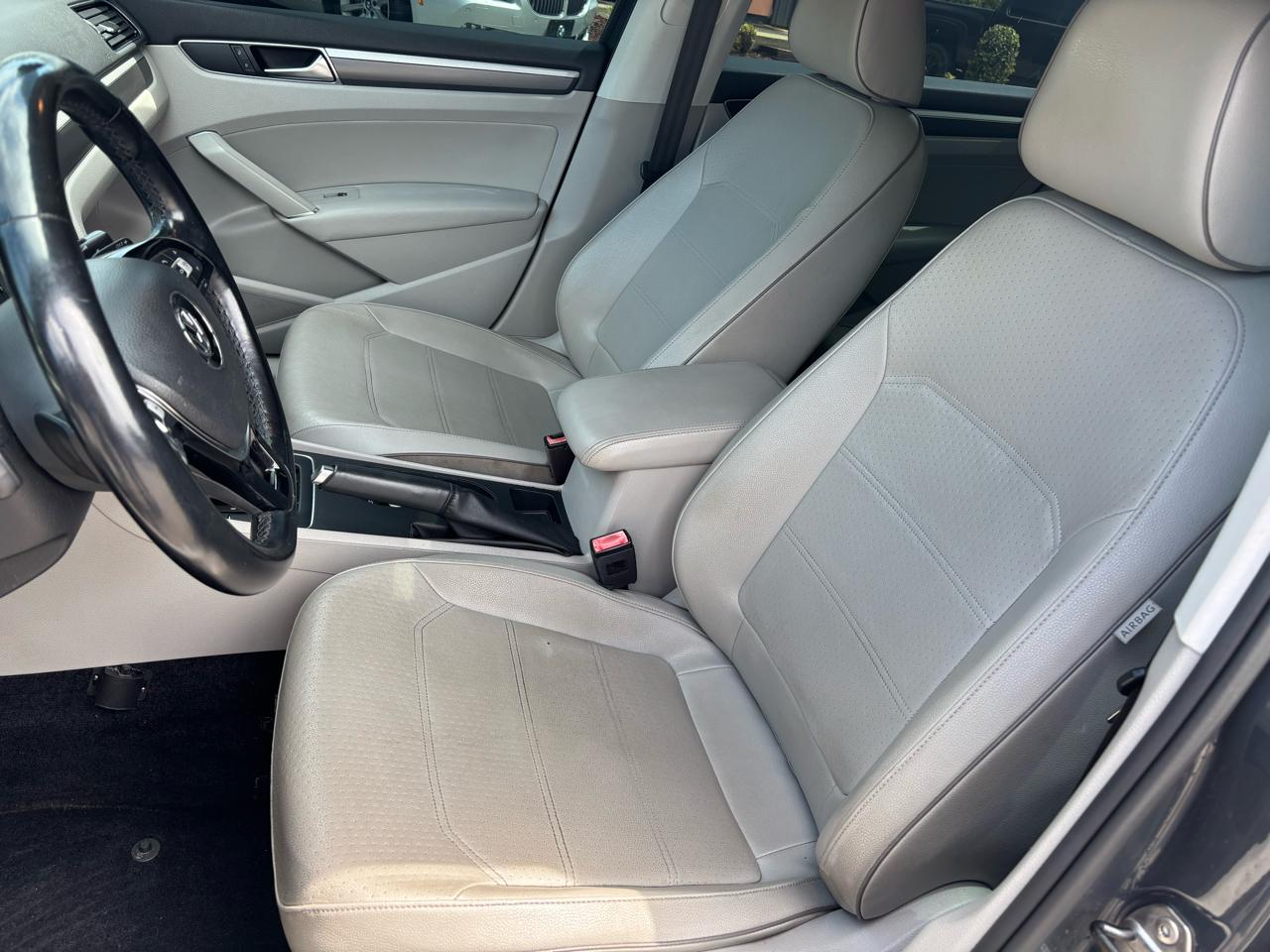 Volkswagen Passat R-Line w/Comfort Pkg Auto 2017
