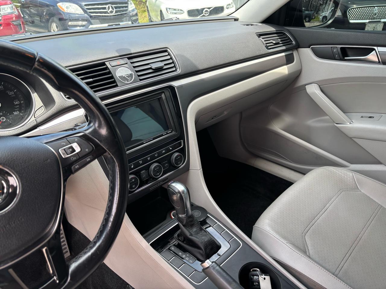 Volkswagen Passat R-Line w/Comfort Pkg Auto 2017