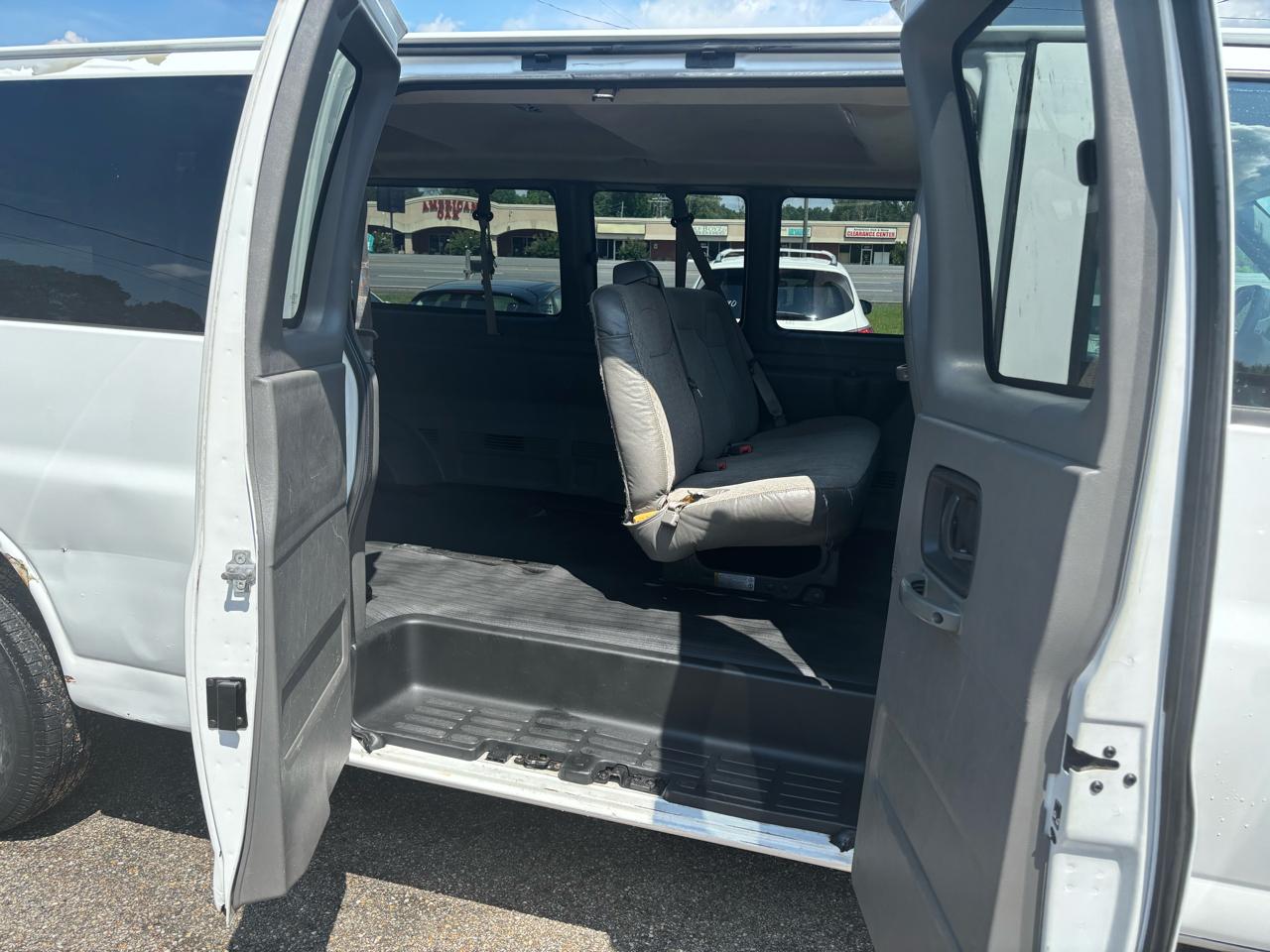 Chevrolet Express Passenger RWD 3500 155" 1LT 2012