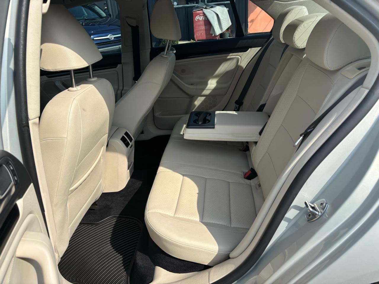 Volkswagen Jetta Sedan 4dr Auto Limited PZEV 2010