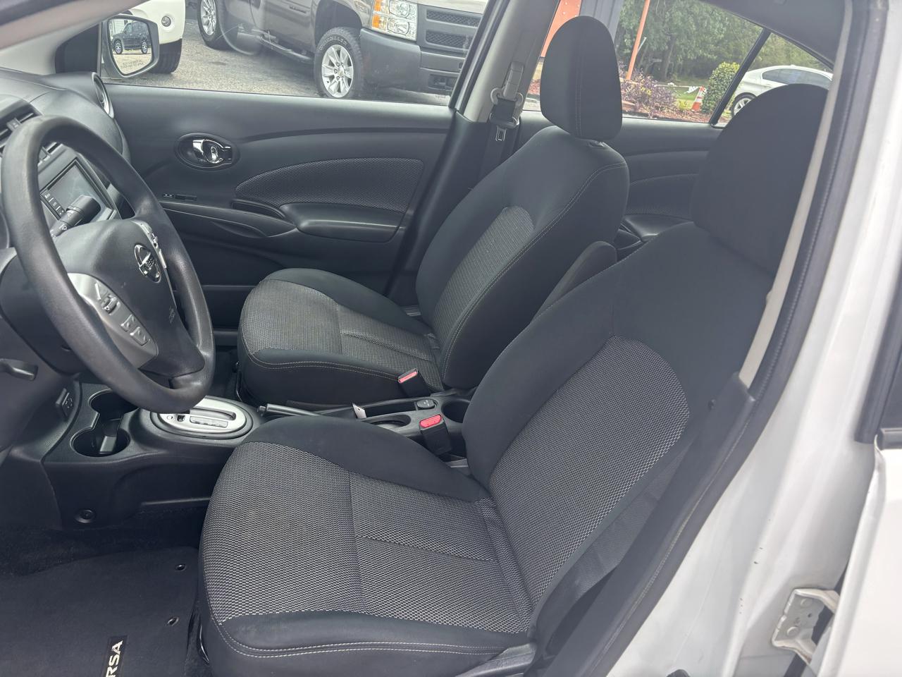 Nissan Versa Sedan SV CVT 2019