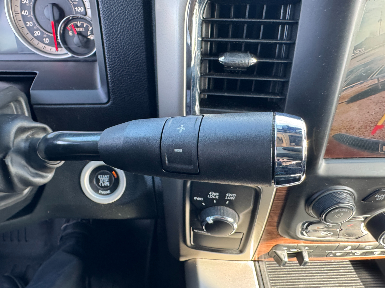 RAM 2500 4WD Crew Cab 149" Laramie 2015