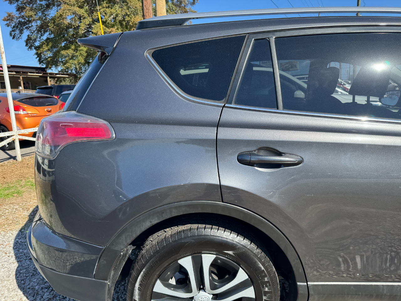 Toyota RAV4 LE FWD (Natl) 2018
