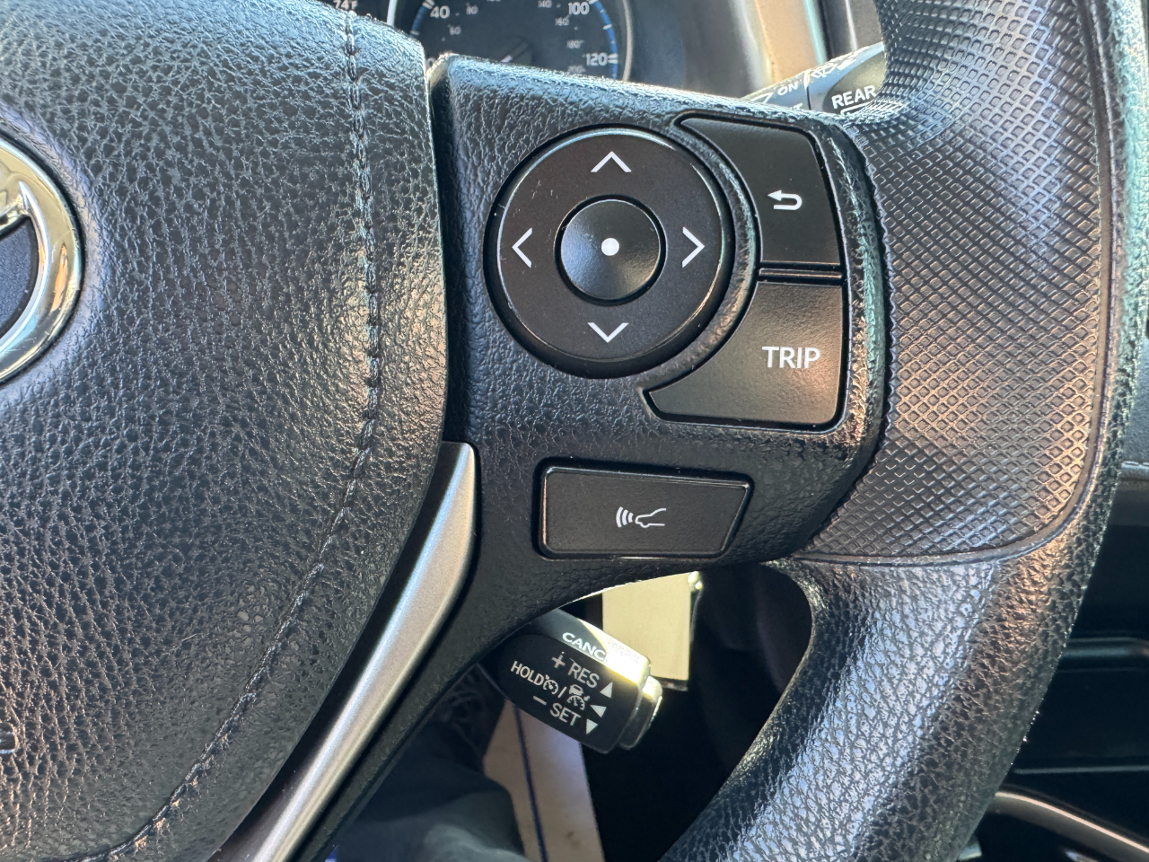 Toyota RAV4 LE FWD (Natl) 2018