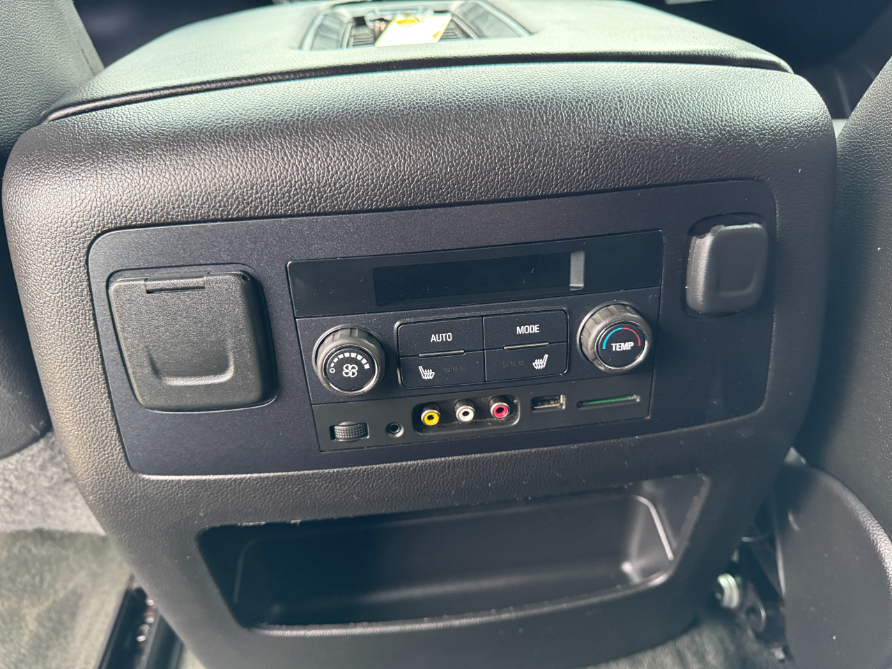 Chevrolet Suburban 2WD 4dr LT 2015