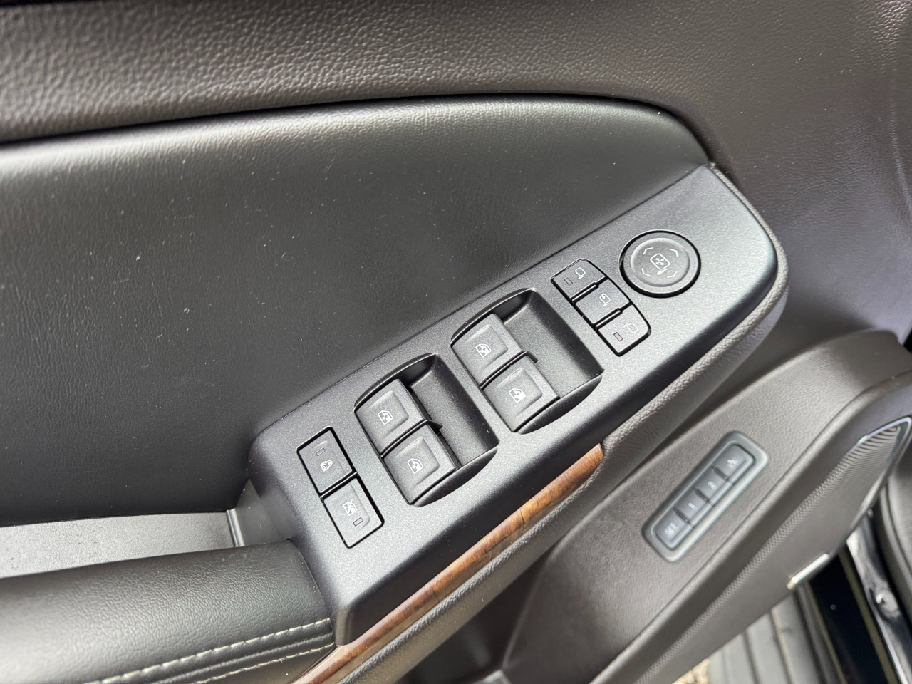 Chevrolet Suburban 2WD 4dr LT 2015