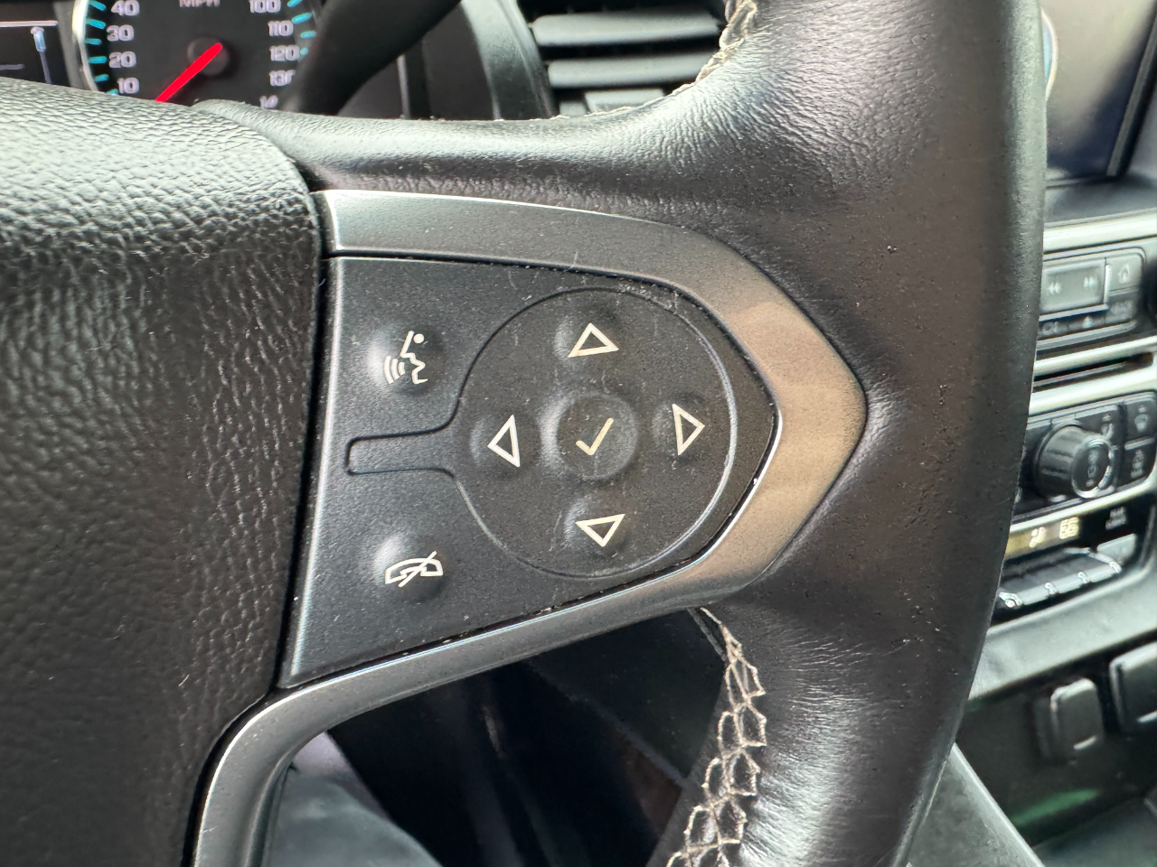 Chevrolet Suburban 2WD 4dr LT 2015