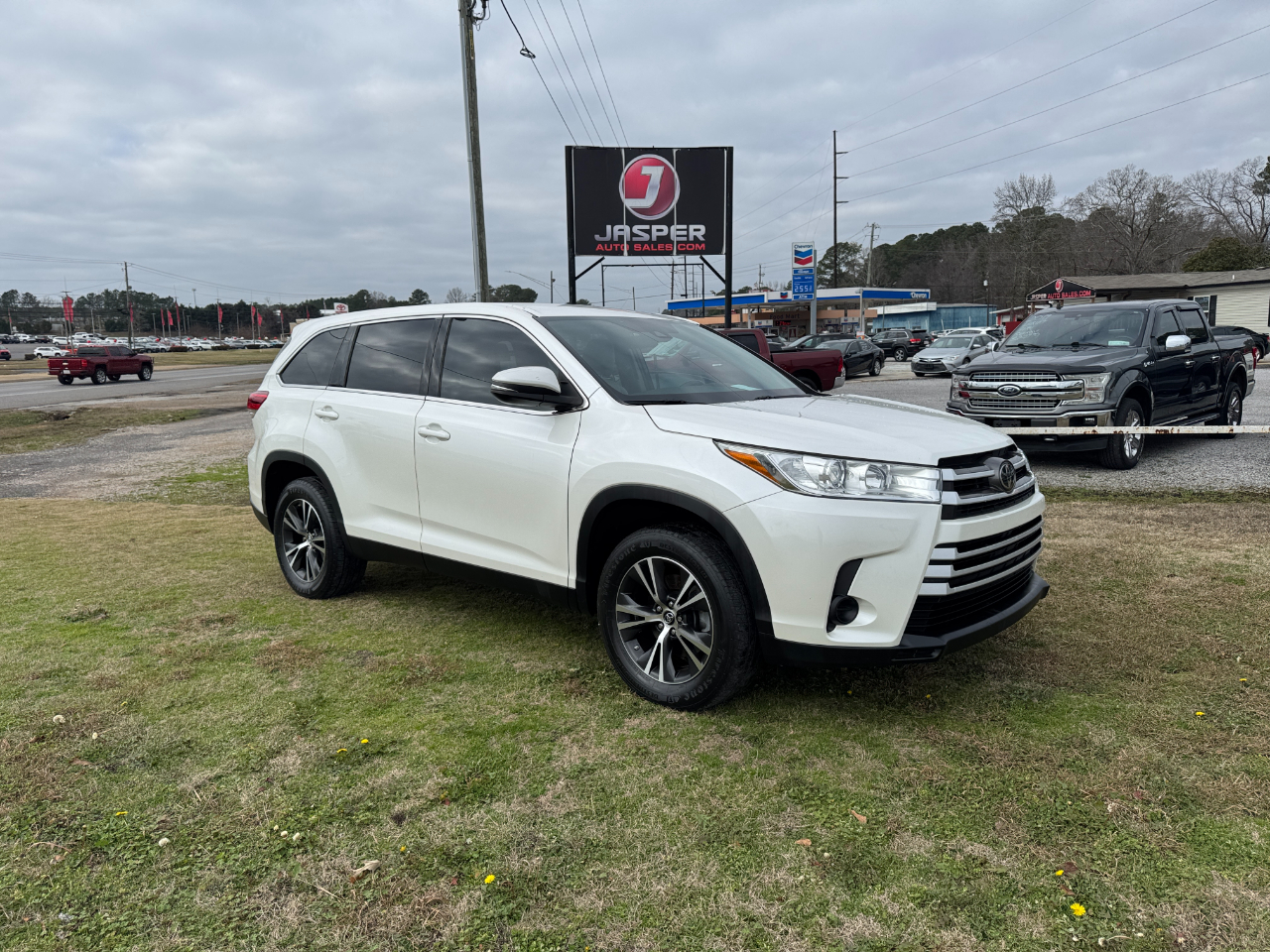 2019 Toyota Highlander LE's photo