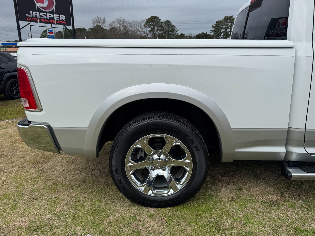 RAM 1500 2WD Quad Cab 140.5" Laramie 2016