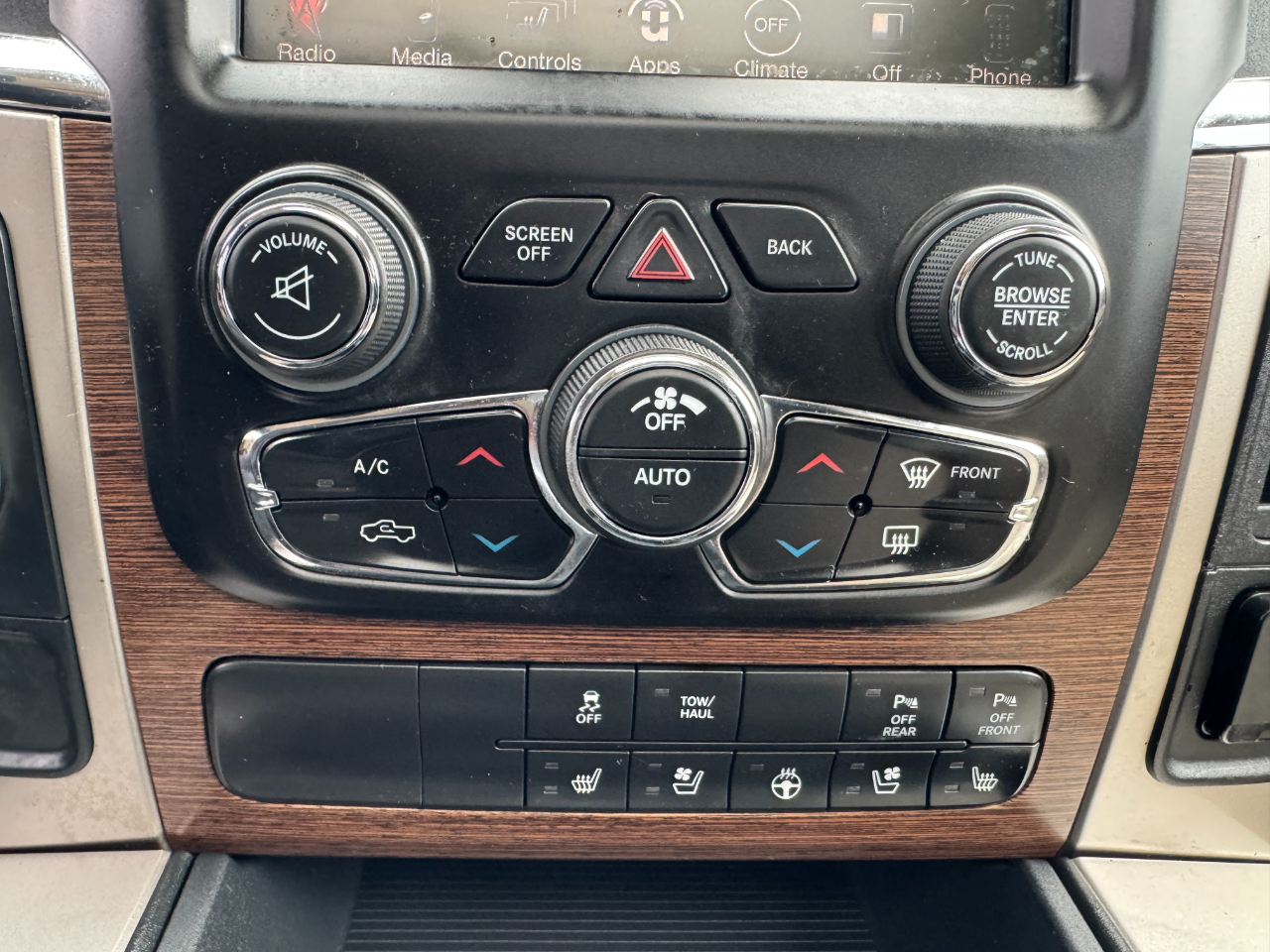 RAM 1500 2WD Quad Cab 140.5" Laramie 2016