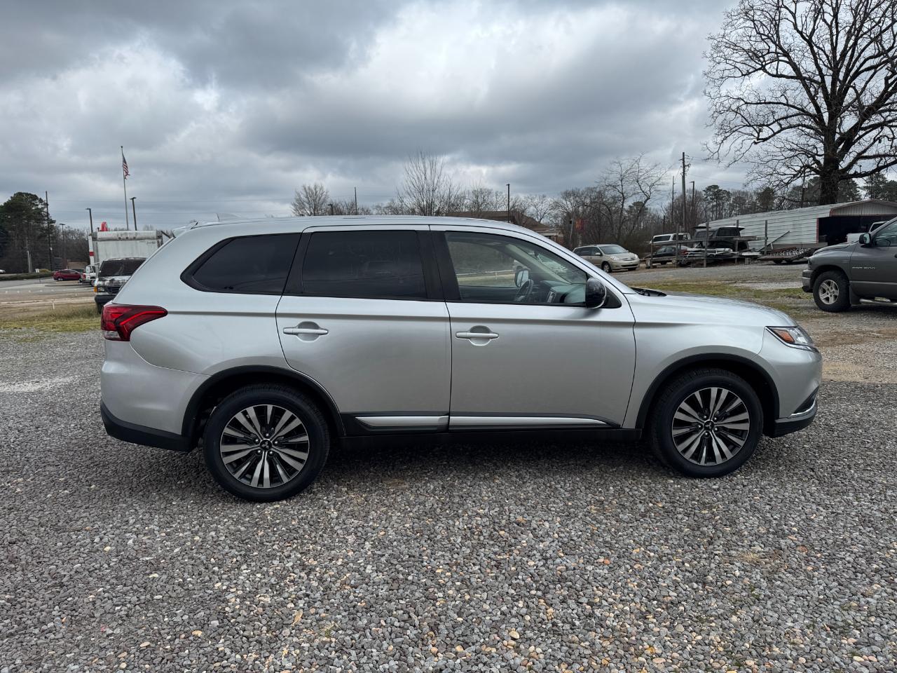 Mitsubishi Outlander ES FWD 2020