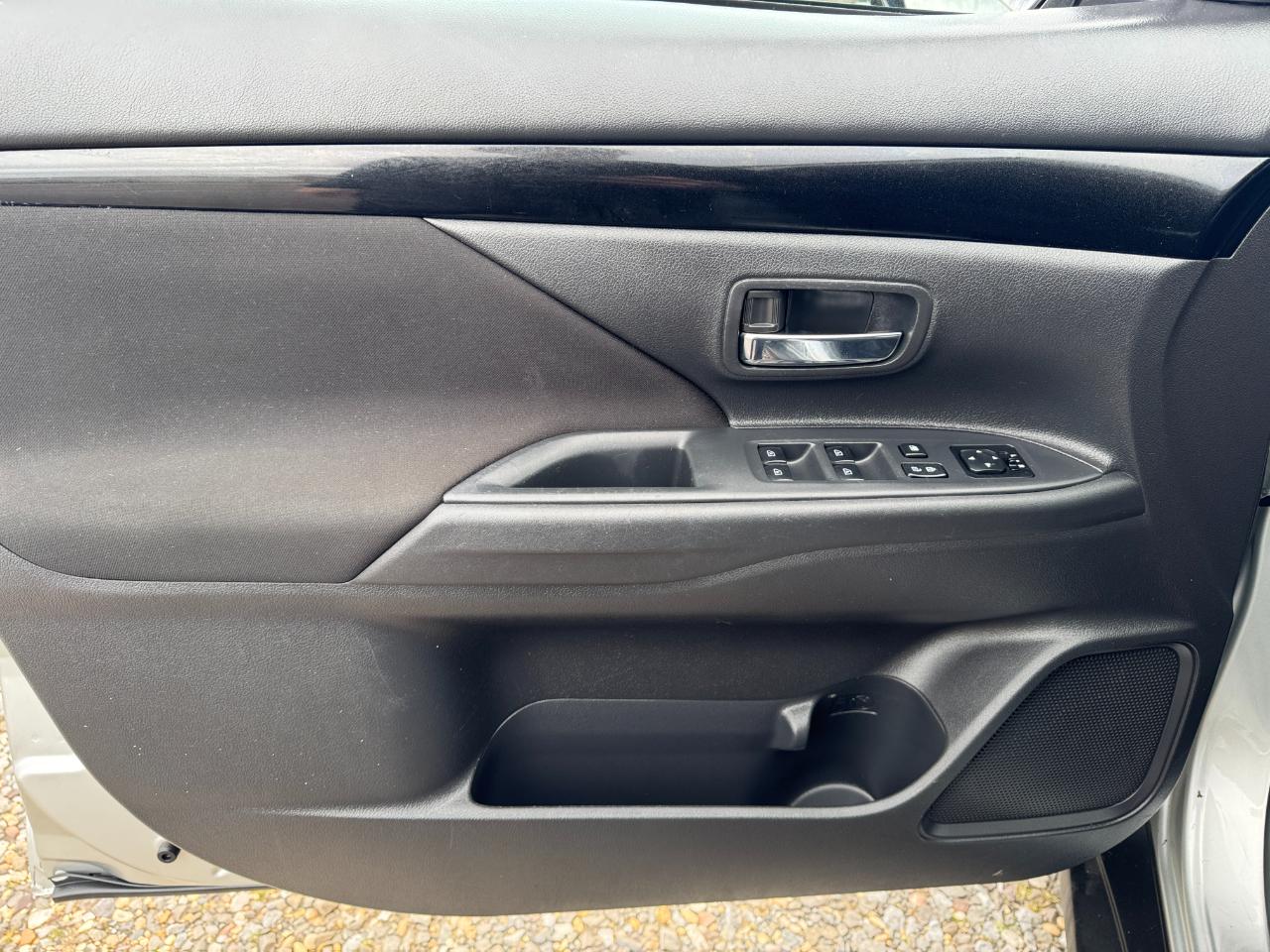 Mitsubishi Outlander ES FWD 2020